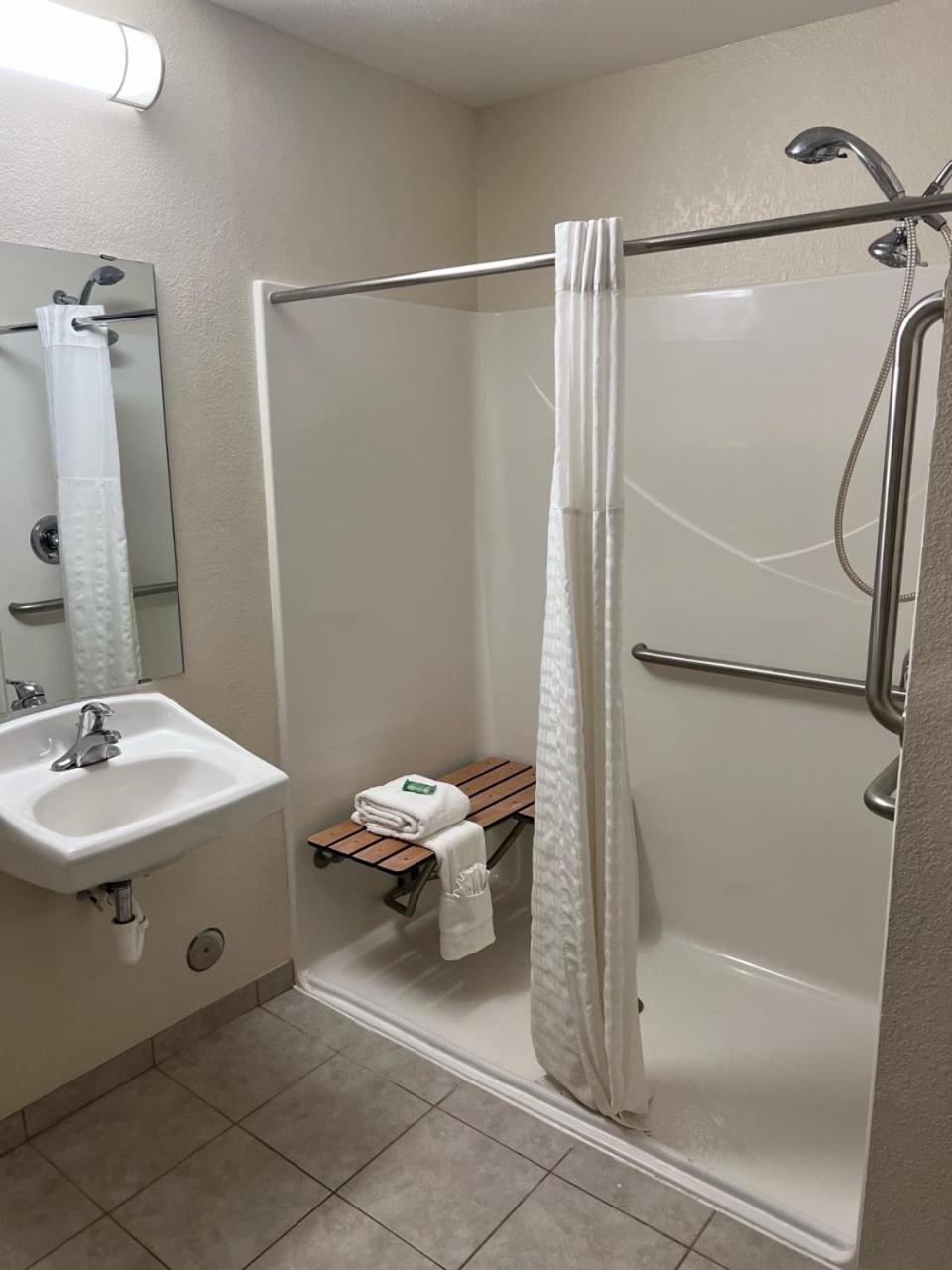 Grandstay Hotel & Suites Becker ภายนอก รูปภาพ